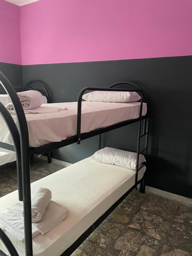Cama en habitación compartida femenina de 6 camas